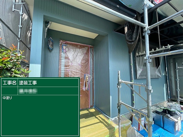 サイディング外壁塗装の中塗り施工状況