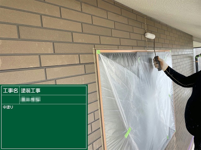 タイル調サイディングへのクリヤー塗装1回目の施工状況