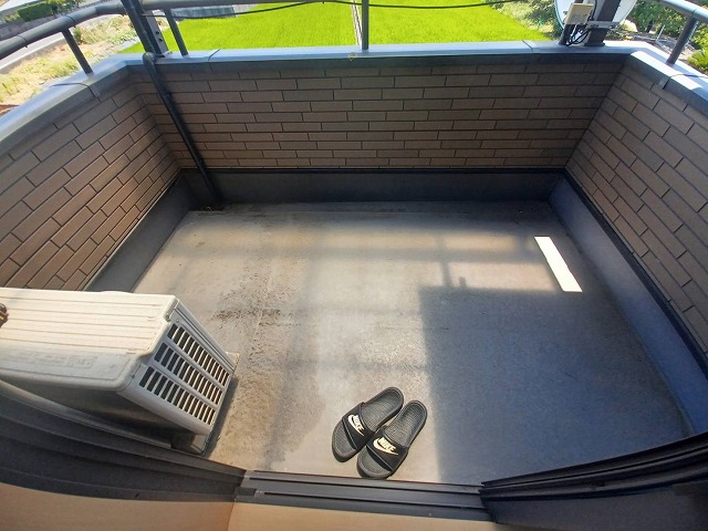 防水塗装メンテナンスを行う前のベランダ