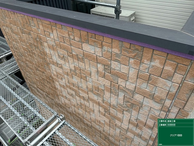 タイル柄サイディングに対するクリア塗装1回目の施行状況