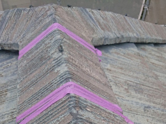 モニエル瓦屋根大棟へのラバーロック工法マスキングテープ養生