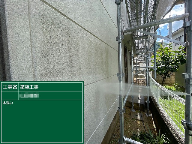 ALC外壁塗装工事の高圧洗浄工程で劣化した塗膜やカビを除去