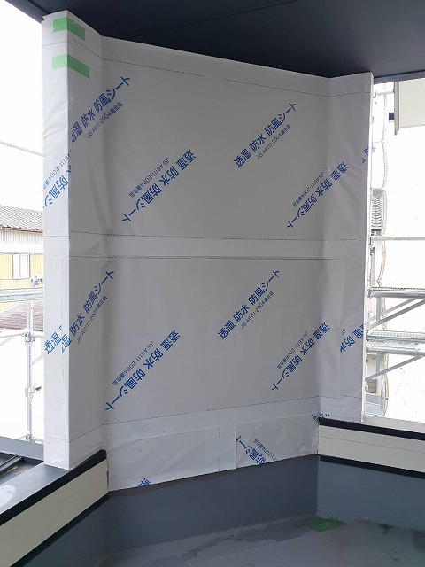 丸亀市　ベランダに壁を設置