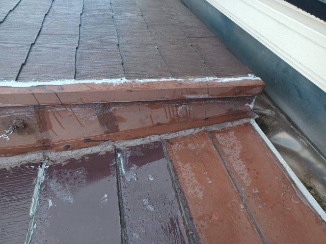 牟礼町の雨漏りした屋根のカラーベストと板金部分