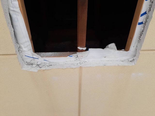 丸亀市の妻換気の取り外し