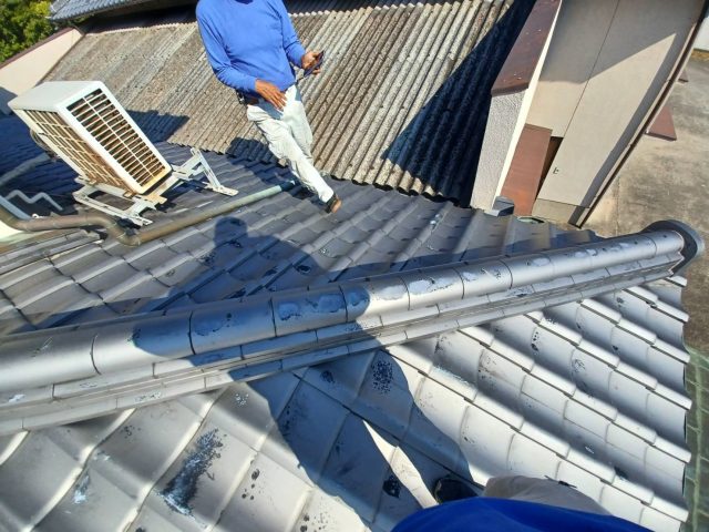 中間町の漆喰の補修を始める職人