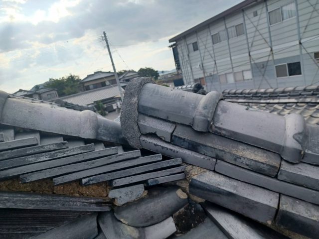 多度津町の老朽化した屋根の瓦