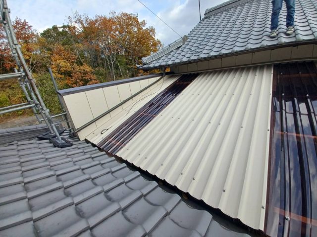 中間町の屋根カバー工事の進行状況