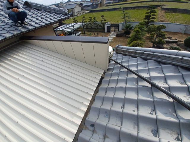 高松市中間町にて大波スレート屋根の雨漏り修理｜ガルバリウム鋼板によるカバー工法を実施