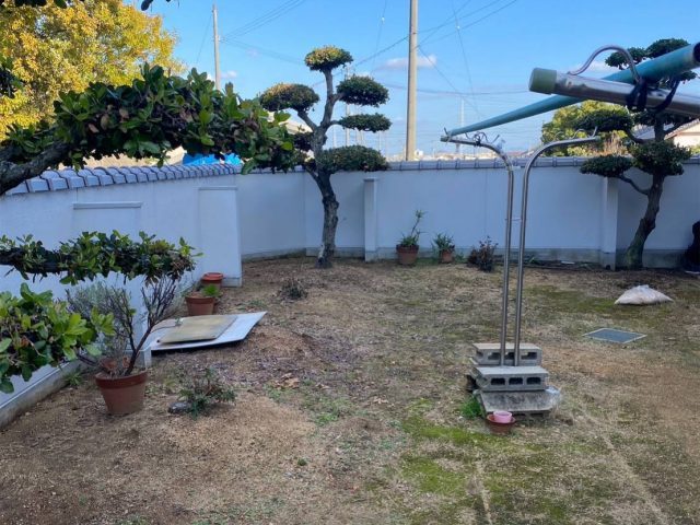 高松市中間町にて経年劣化した塀をウォールバリアで塗装！雨染み・色褪せを徹底改善