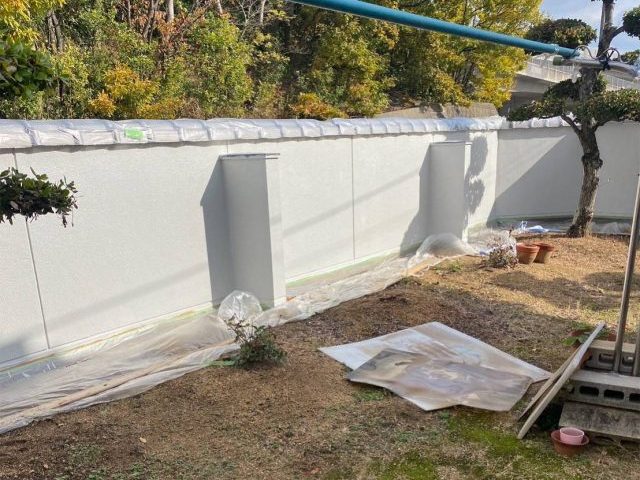 高松市中間町にて蓄積した塀の汚れを改善！納得の塗装プランで美観と耐久性を回復