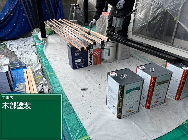 丸亀市　木部塗装進行中