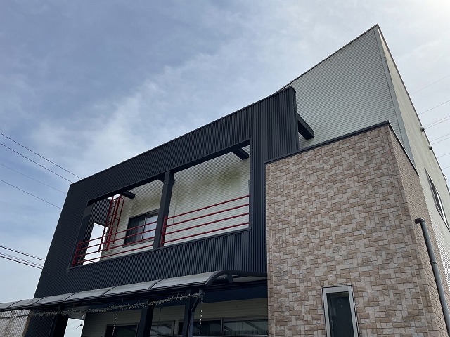 住宅の外壁点検でサイディングの一部に苔やカビの発生を確認