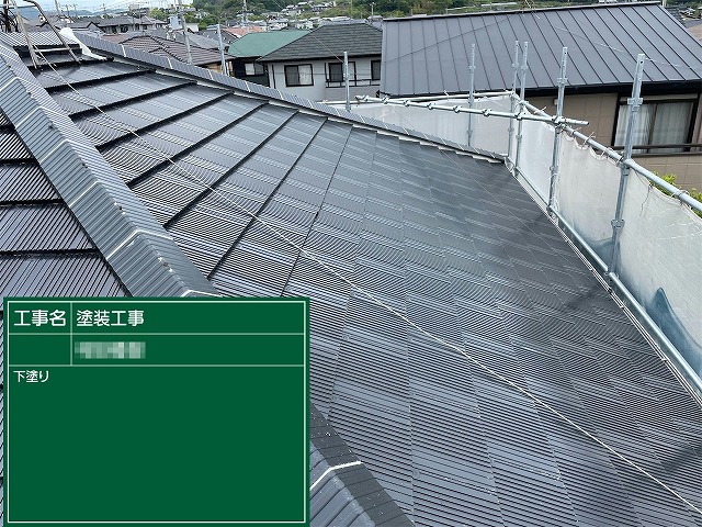 セメント瓦塗装で塗膜の密着性を高める下塗り工程