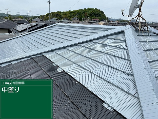 セメント瓦塗装工事の塗膜の厚みを確保するための中塗りの施行