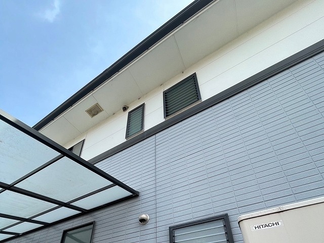 ツートン仕様の住宅でサイディング外壁の劣化を確認した無料点検