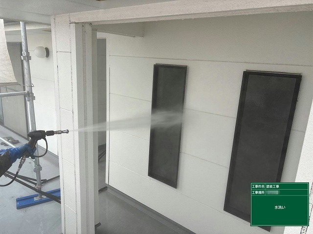 外壁塗装工事の高圧洗浄工程でサイディングの汚れやカビを除去