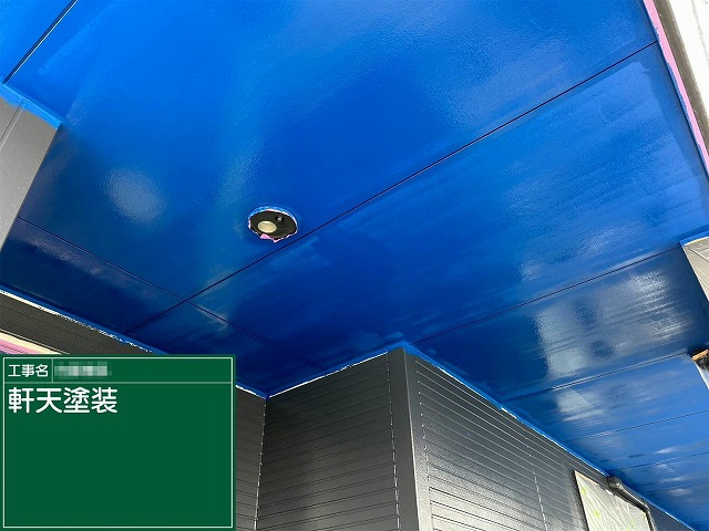 住宅外壁塗装工事の軒天塗装1回目の施工が完了