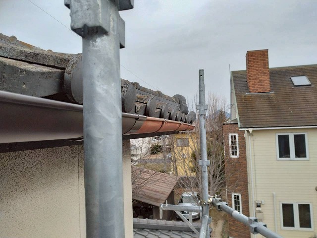 雨樋交換工事で古い雨樋と新規雨樋を軒継手で接続した状況