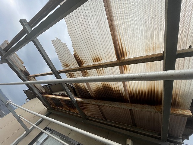 住宅ベランダの塩ビ波板屋根が強風時に割れて飛散した状況