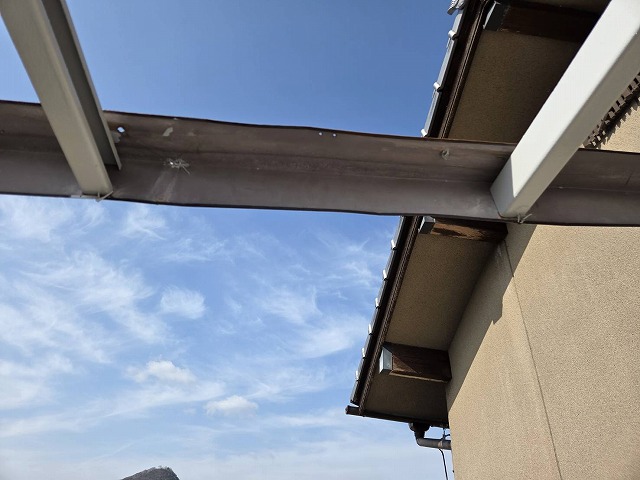 鉄骨下地塗装工事の既存塩ビ波板の撤去工程