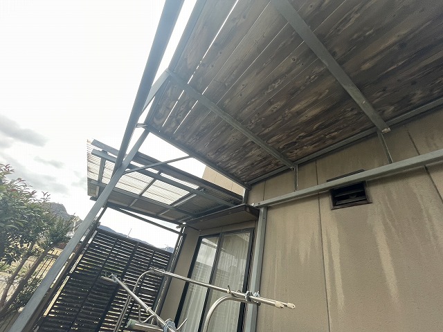 経年劣化の影響で割れたベランダ波板の張り替え工事