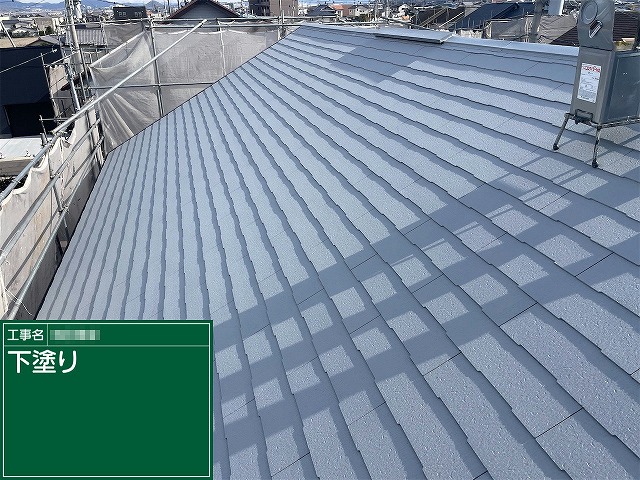 カラーベスト屋根塗装工事の下塗りの施行状況