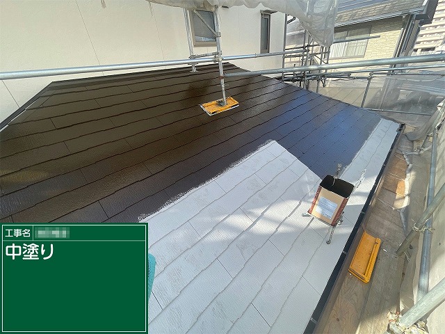 スレート屋根塗装工事の下屋根に対する中塗り施工