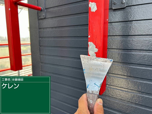 住宅外壁塗装工事のベランダはしごへの塗装前ケレン処理