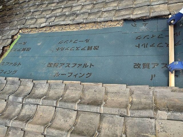 住宅雨漏り修理の防水シート施工状況