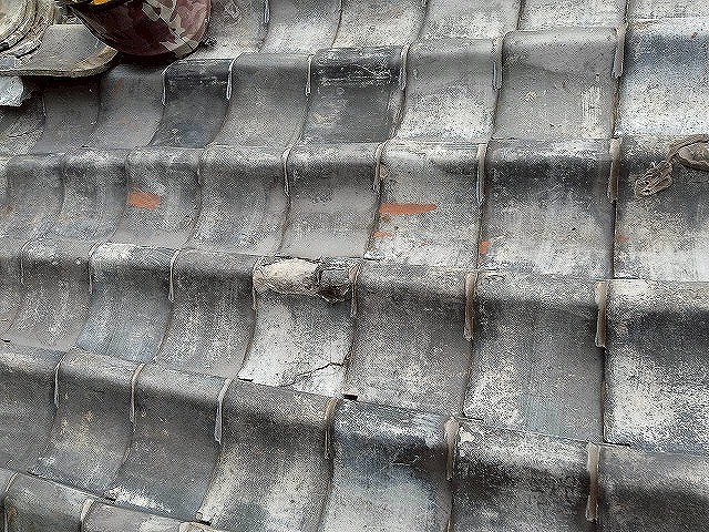 雨漏り修理を行う住宅屋根の瓦の一部が破損している状況