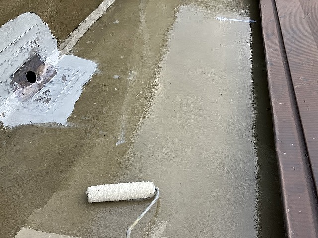 ウレタン防水材の密着性を高めるプライマー塗布工程