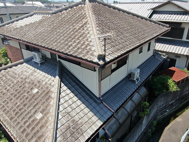 ドローンによる屋根の無料点検でセメント瓦の変色を確認