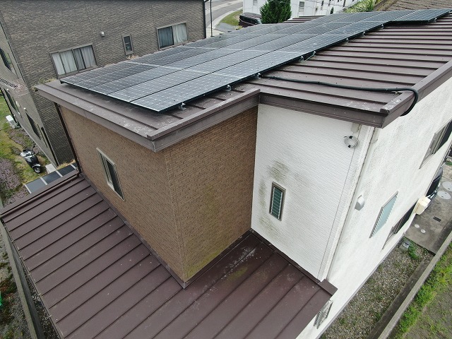 無料点検で鳥害を確認した住宅屋根の太陽光パネル