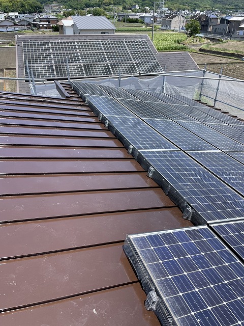 鳥の巣対策および屋根塗装工事の太陽光パネル復旧と防鳥ネット取り付け