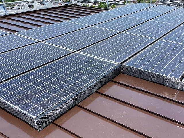 住宅にて実施した太陽光パネル周囲への防鳥ネット取り付け状況