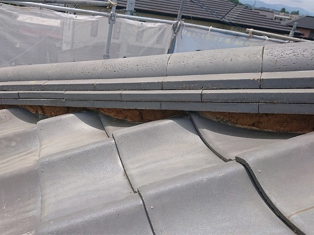 漆喰詰め直し工事の既存の漆喰を除去した状況