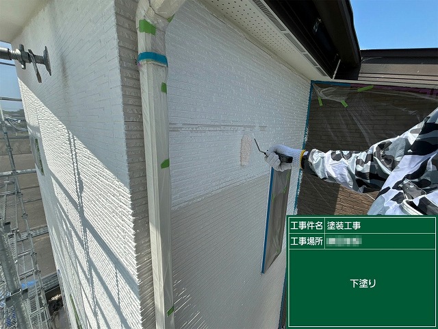 色あせやカビが発生したサイディング外壁に対する塗装工事の下塗り