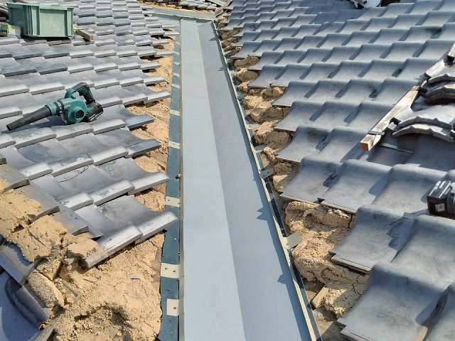 雨漏り修理の新規谷板金設置工程