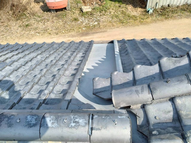 雨漏り修理で谷板金の交換を行った後に瓦材の再設置