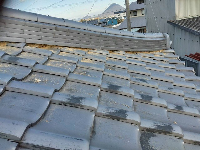 経年劣化が進んだ棟部漆喰の詰め直し工事の既存漆喰除去工程