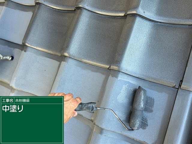 セメント瓦塗装工事の「Sun瓦Sトップ」を用いた中塗り施工