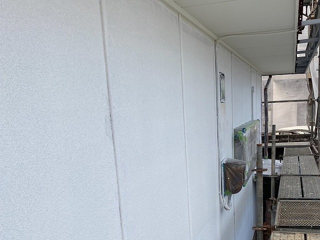 サイディング外壁塗装工事の下塗り完了状況