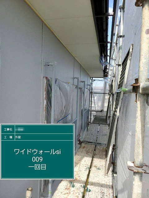サイディング外壁塗装工事の「ワイドウォールSi」を用いた中塗り工程