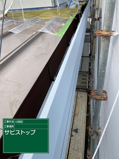 外壁塗装工事の樋隠しへのさびストップによる下塗り