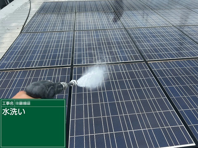 鳥の巣対策前に行った太陽光パネルへの高圧洗浄工程