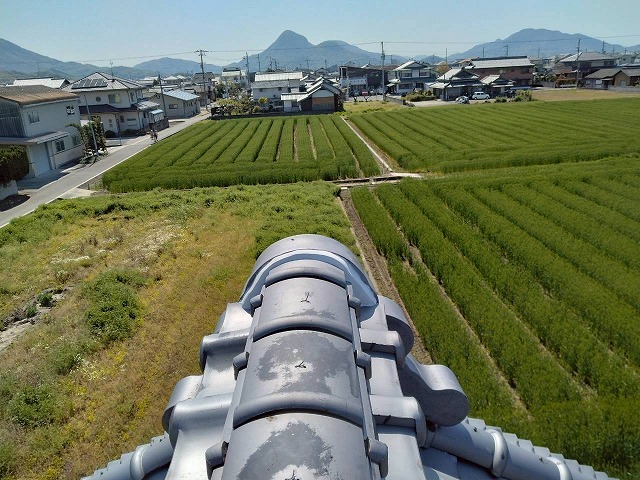 棟部鬼首の漆喰をコテで整えながら詰め直した状況