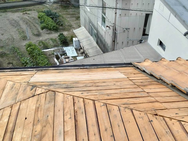新しい板材を垂木に釘で固定しながら野地板を補修た施工状況