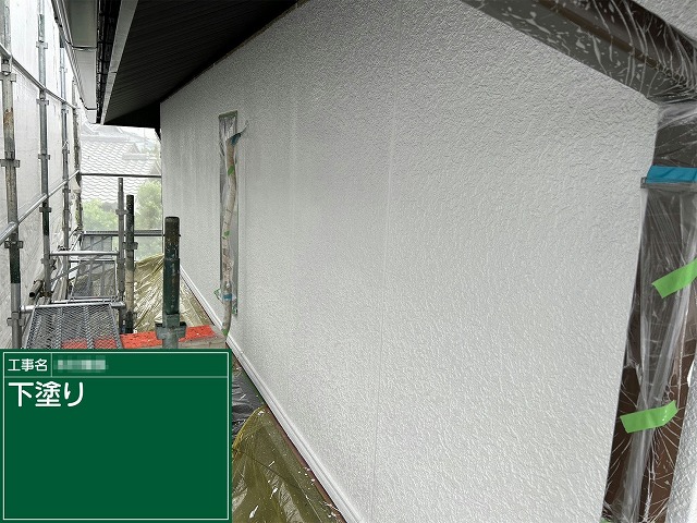 サイディング外壁塗装工事3回塗り工程の下塗りが完了