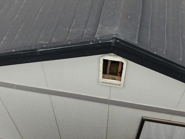 妻換気の大きな破損部分から小屋裏内部が見えている状況